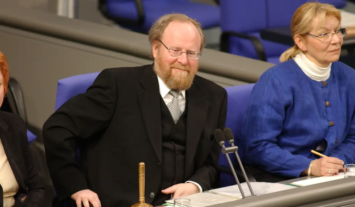 Wolfgang Thierse auf seinem Sitz im Plenarsaal