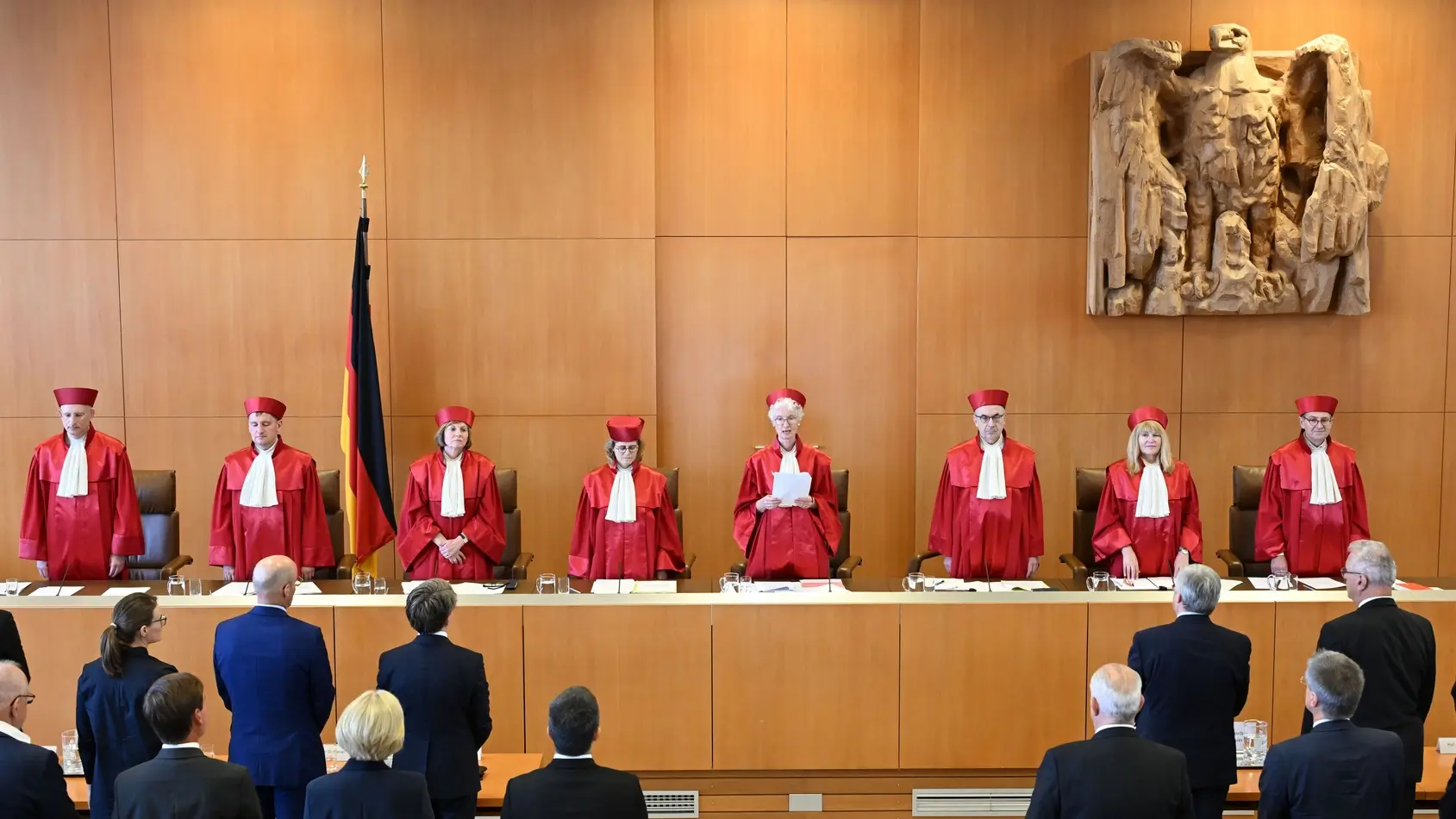 Das Bundesverfassungsgericht bei der Urteilsverkündung Die Richter des Zweiten Senats bei der Urteilsverkündung in Karlsruhe