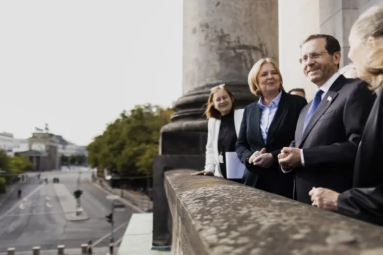 Israels Staatspräsident, Isaac Herzog mit Bundestagspräsidentin Bärbel Bas auf einem Balkon des Reichstagsgebäudes.