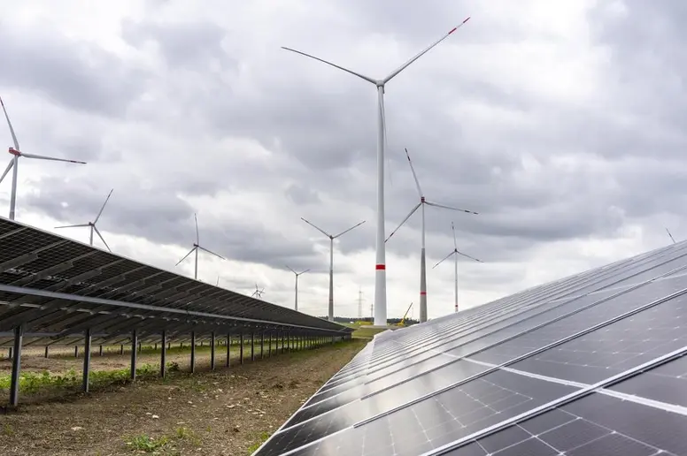 Windpark und großflächige Photovoltaik Anlage, nordöstlich von Bad Wünnenberg, beim Dorf Elisenhof, an der Autobahn A44, NRW, Deutschland