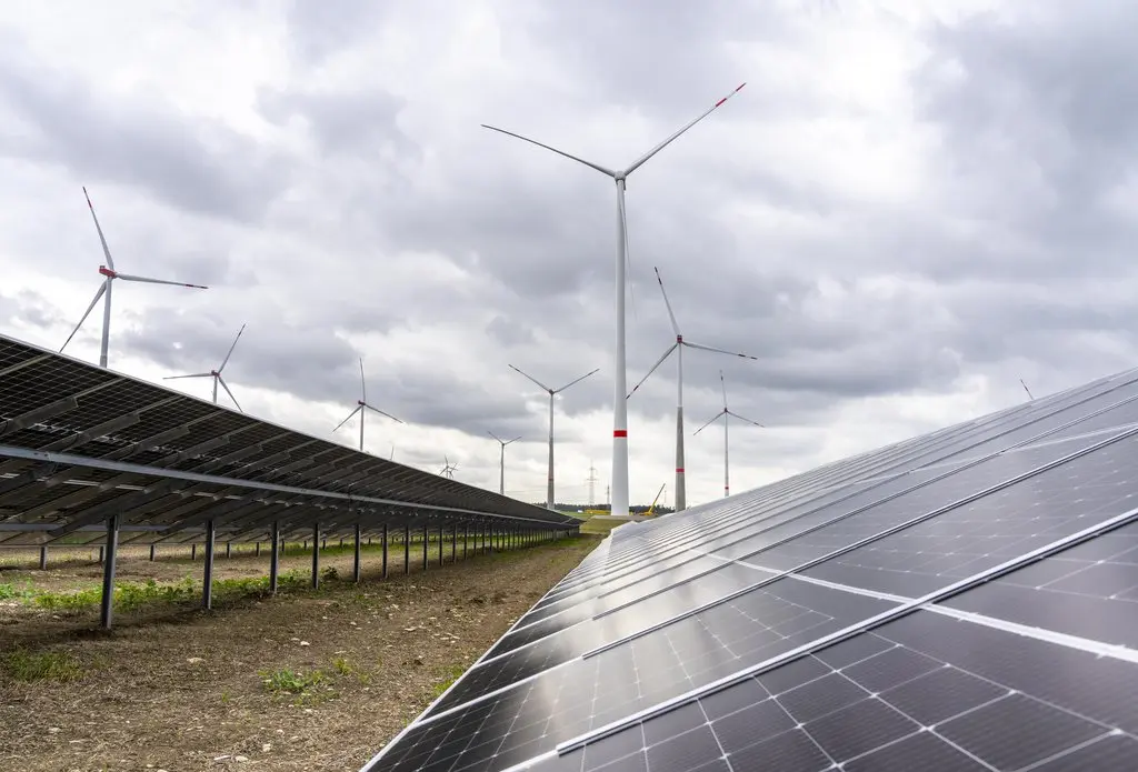 Windpark und großflächige Photovoltaik Anlage