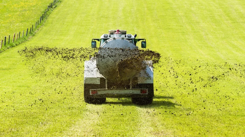 Ausbringung und Verteilung von Gülle auf einem Feld mit einem Schwenkverteiler