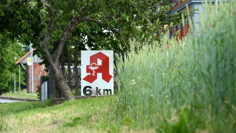 Schild weist auf eine Apotheke in 6 Kilometer Entfernung hin