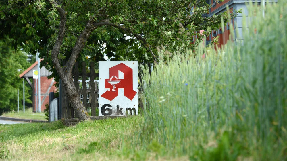 Schild weist auf eine Apotheke in 6 Kilometer Entfernung hin