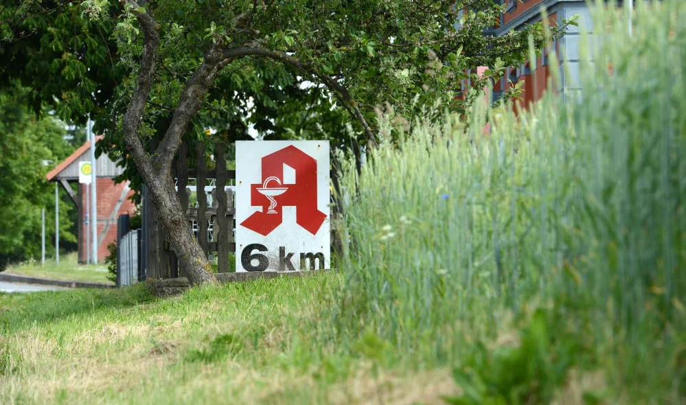 Schild weist auf eine Apotheke in 6 Kilometer Entfernung hin