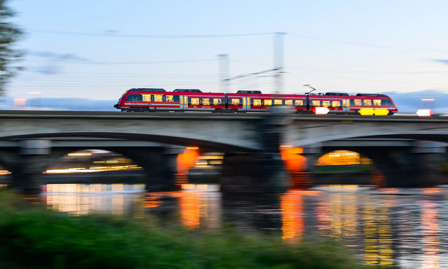 Ein Regionalexpress der DB Regio fährt über die Marienbrücke.