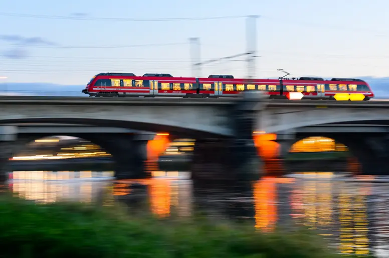 Ein Regionalexpress der DB Regio fährt über die Marienbrücke.