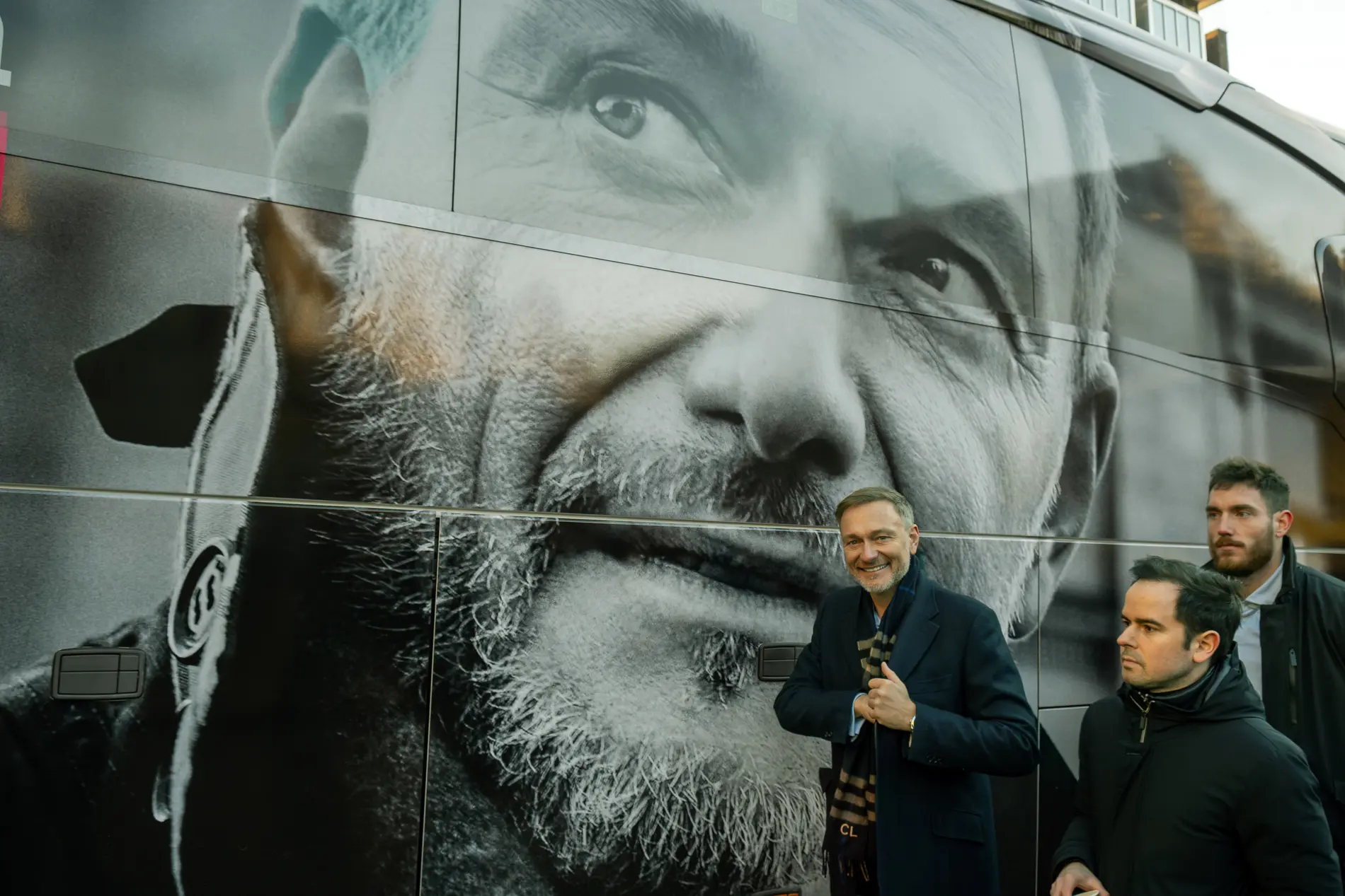 Christian Lindner Christian Lindner vor seinem Kampagnenbus