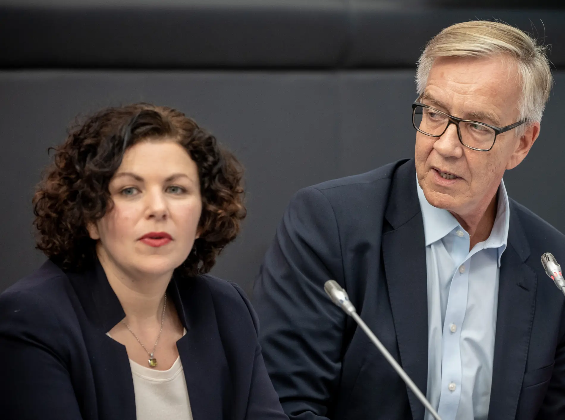 Wiedergewählt: Amira Mohamed Ali und Dietmar Bartsch Amira Mohamed Ali sitzt neben Dietmar Bartsch vor der Fraktionssitzung im Bundestag.