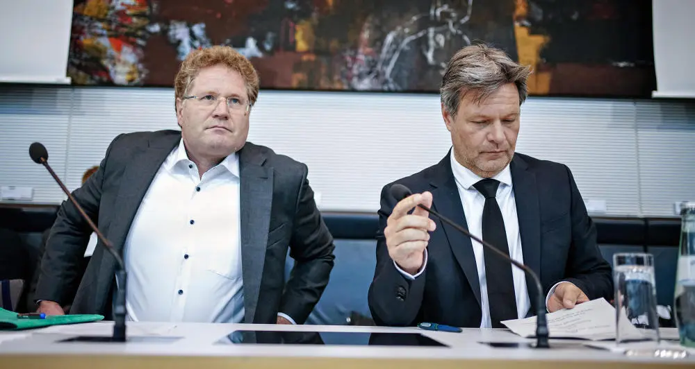 Unter Beschuss: Staatssekretär Patrick Graichen (l.) und Wirtschaftsminister Robert Habeck Staatssekretär Patrick Graichen und Wirtschaftsminister Robert Habeck