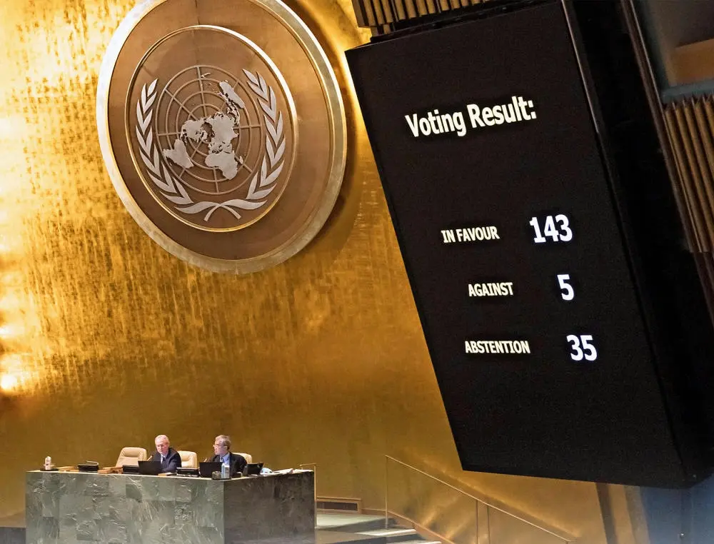 Tafel im Saal der UN-Vollversammlung zeigt das Abstimmungsergebnis an.