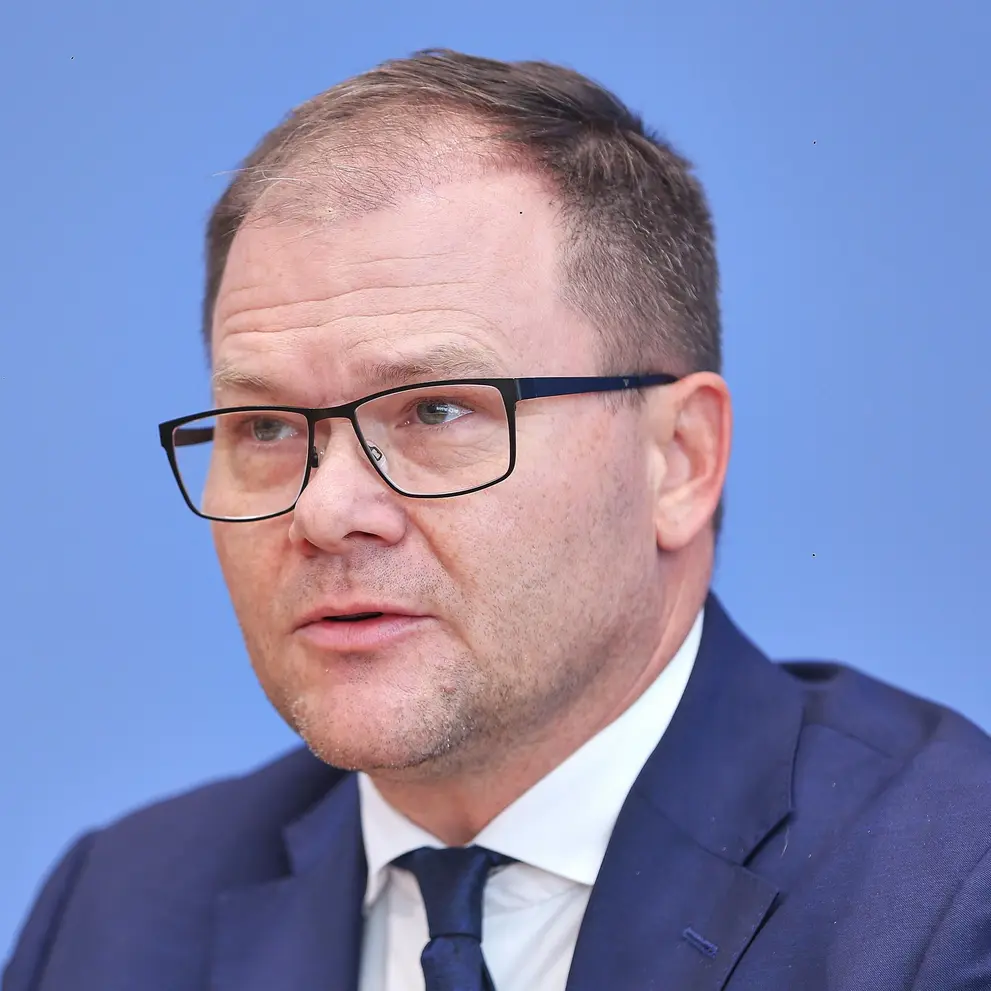 Berlin, Deutschland: Bundespressekonferenz: Deutschlands und Europas Beitrag zur Weltklimakonferenz in Brasilien: Bundesminister für Umwelt, Klimaschutz, Naturschutz und nukleare Sicherheit Carsten Schneider (SPD)