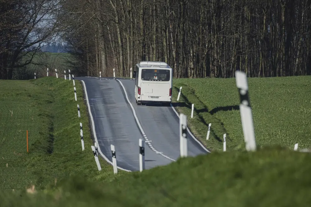 Linienbus auf dem Land Ein Linienbus, aufgenommen in Pfaffendorf