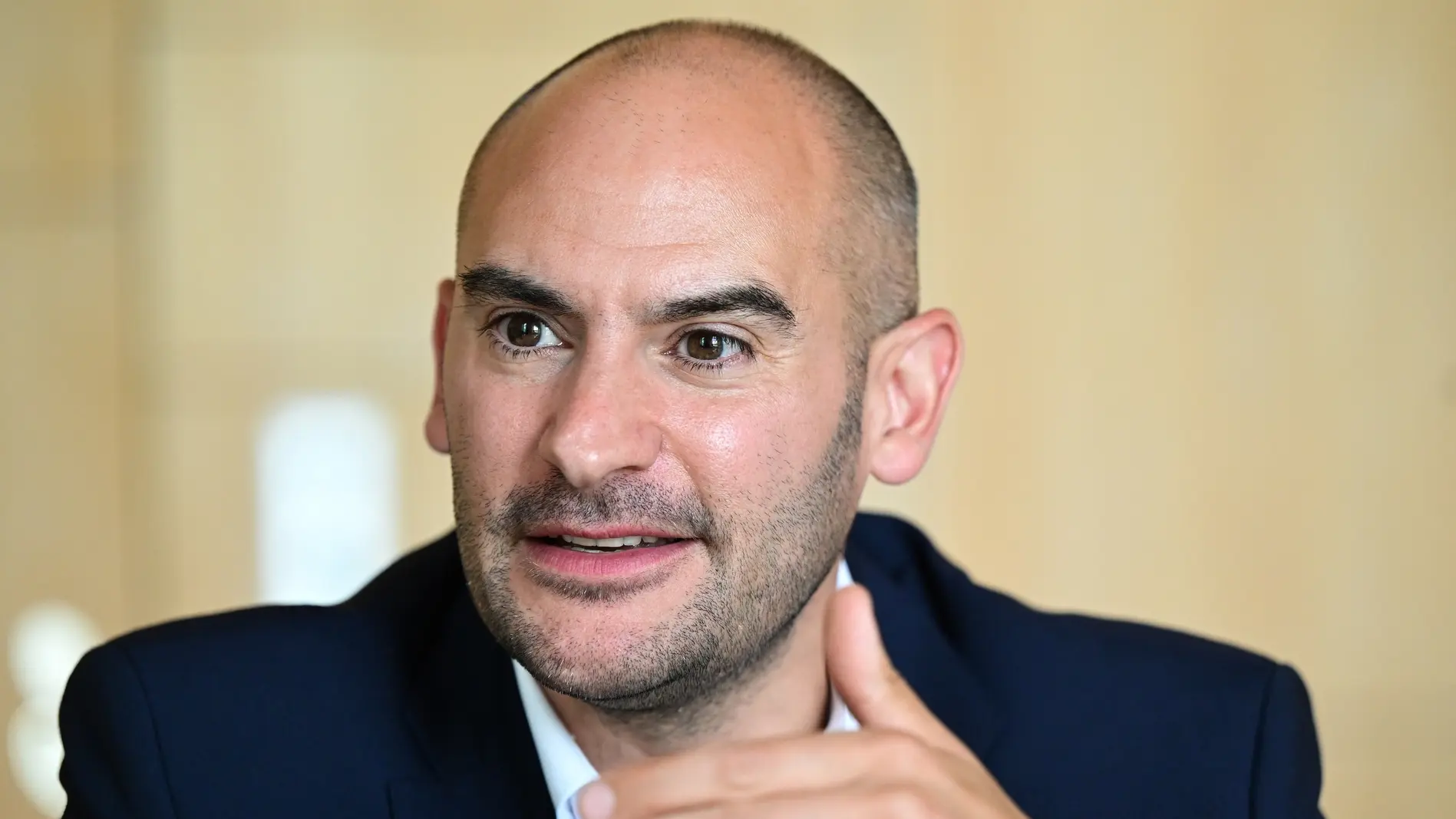 Danyal Bayaz aufgenommen in seinem Büro bei einem Interview
