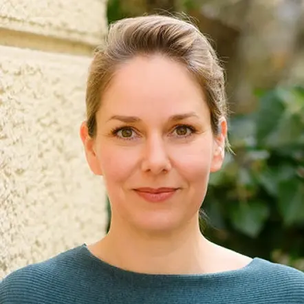Dr. Julia Schoierer Julia Schoierer im Portrait