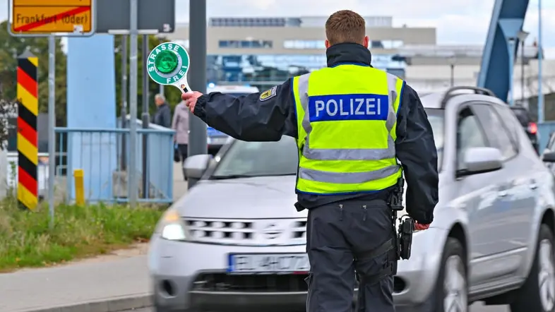Bundespolizist kontrolliert den Einreiseverkehr an der deutsch-polnischen Grenze