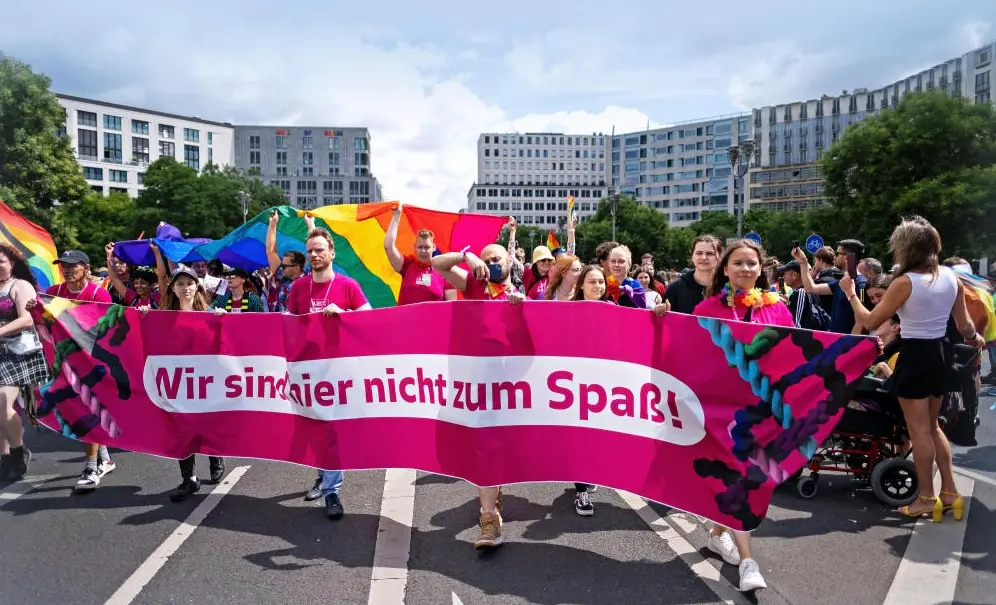 Eine Demonstration für die Rechte von transidenten Menschen in Berlin-Mitte
