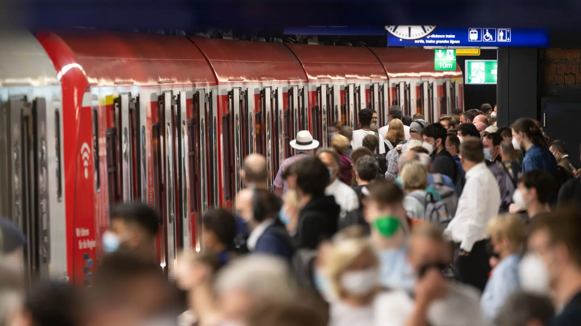 Neun-Euro-Ticket Menschen warten an einem Gleis des Tiefbahnhofs im Hauptbahnhof auf die S-Bahn.