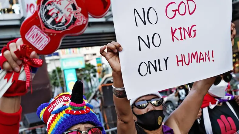 Demonstranten mit Schildern in Bangkok