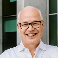 Sven Gösmann Aufnahme von Sven Gösmann lächelnd mit verschränkten Armen