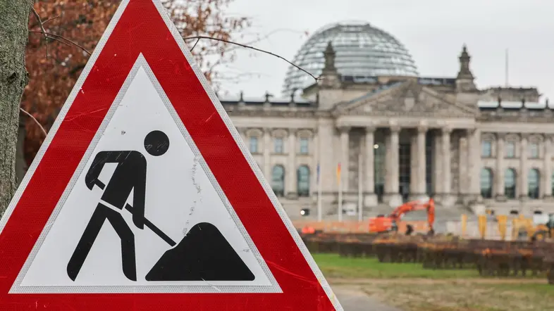 Ein Baustellenschild steht vor dem Reichstagsgebäude