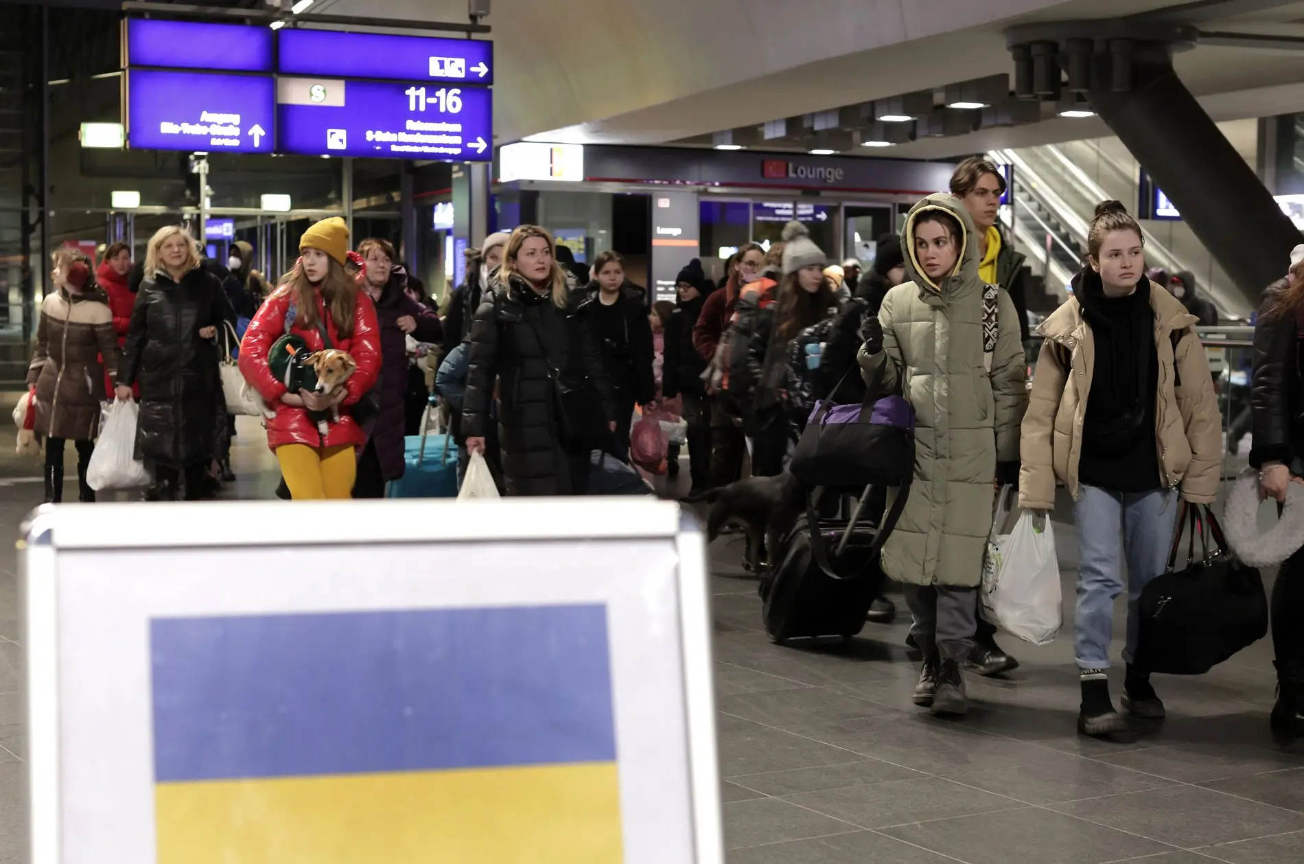 Aus der Ukraine geflüchtete Menschen am Berliner Hauptbahnhof.