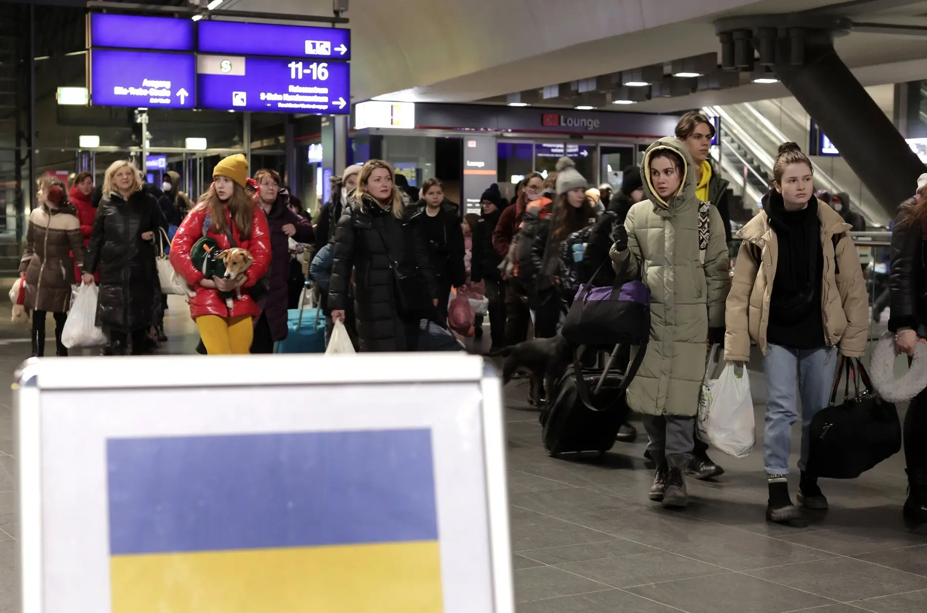Geflüchtete aus der Ukraine am Berliner Bahnhof Aus der Ukraine geflüchtete Menschen am Berliner Hauptbahnhof.