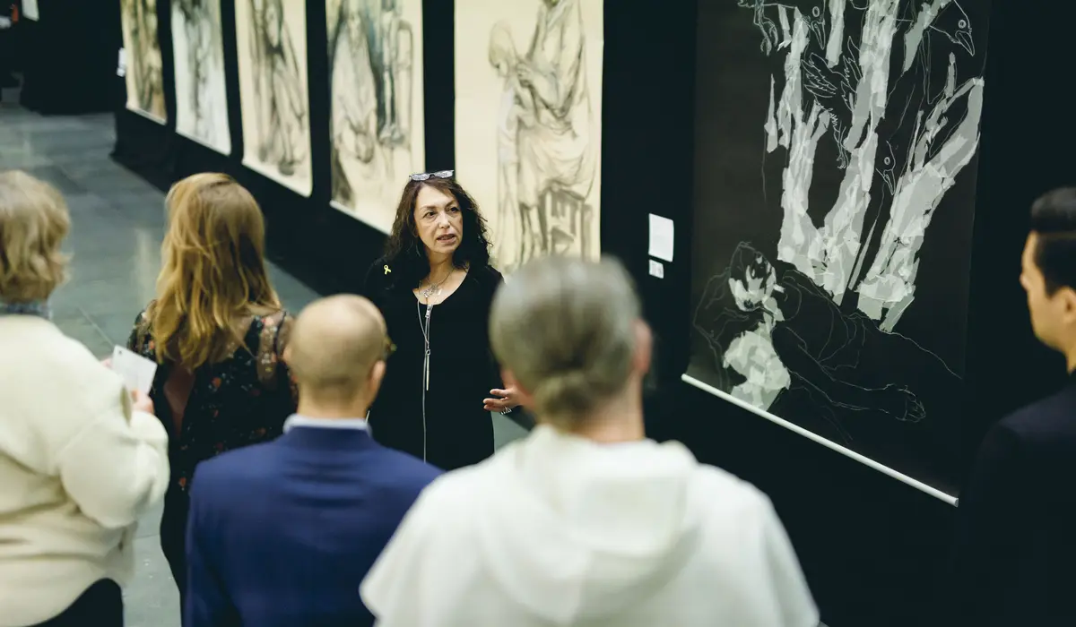 Ernesta Freidzon führt Besucher durch ihre Ausstellung