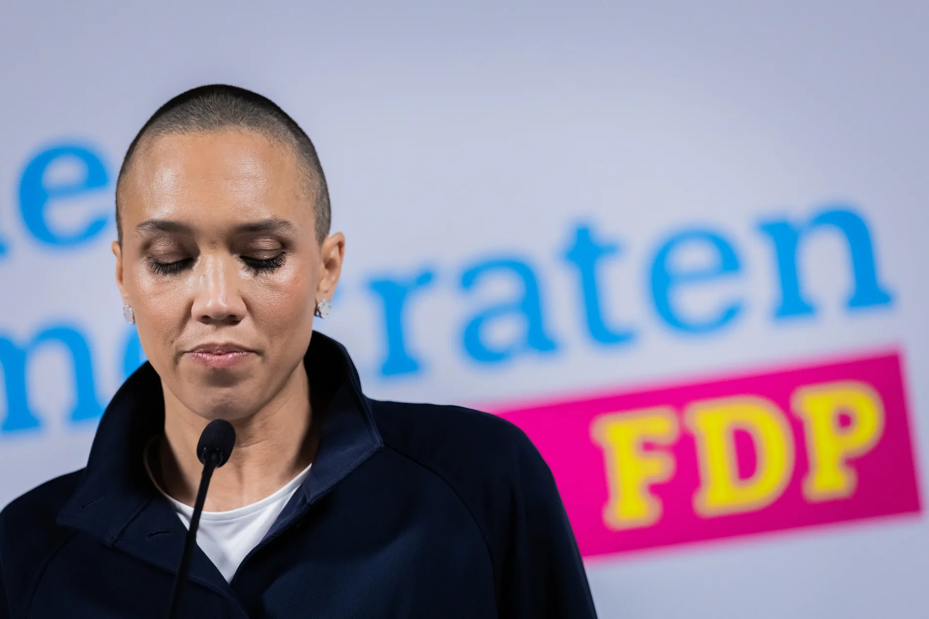 Nicole Büttner am Mikrofon