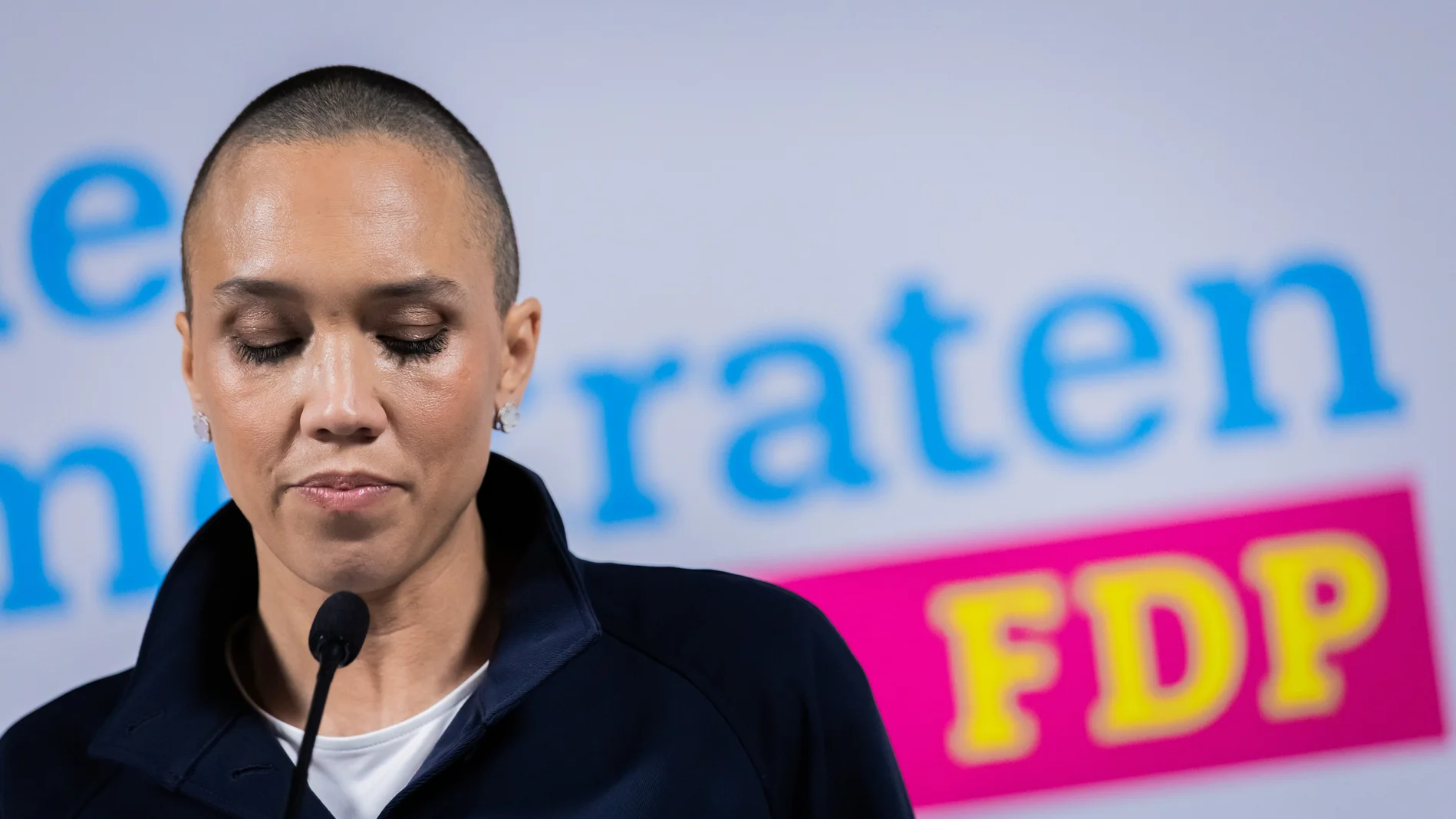 Nicole Büttner am Mikrofon