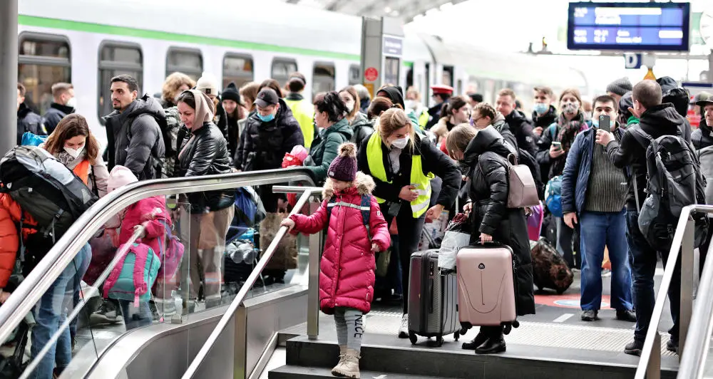 Vor dem Krieg in der Ukraine geflüchtete Menschen bei der Ankunft am Berliner Hauptbahnhof. 