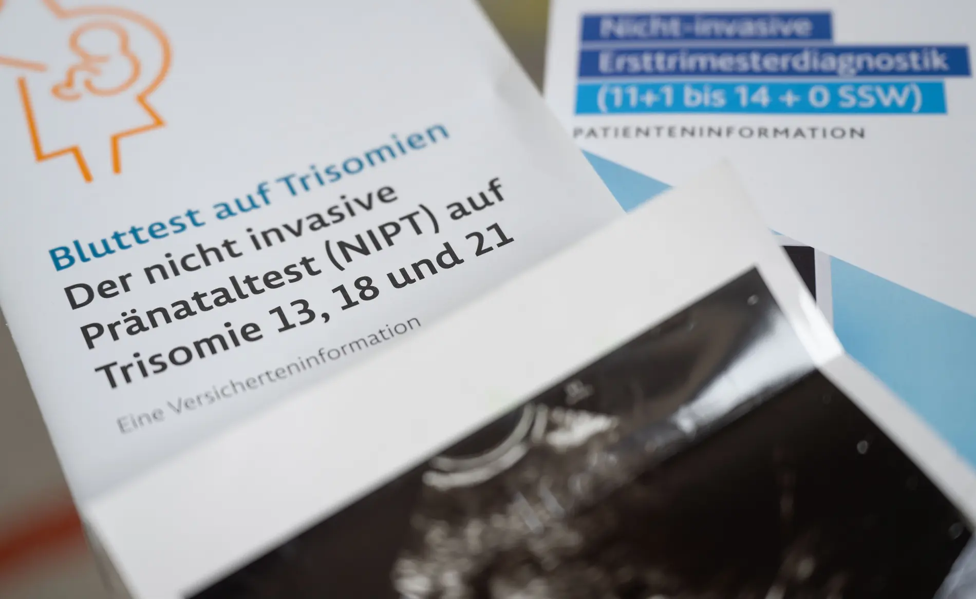 Zwei Broschüren zu nichtinvasiven Pränataltests