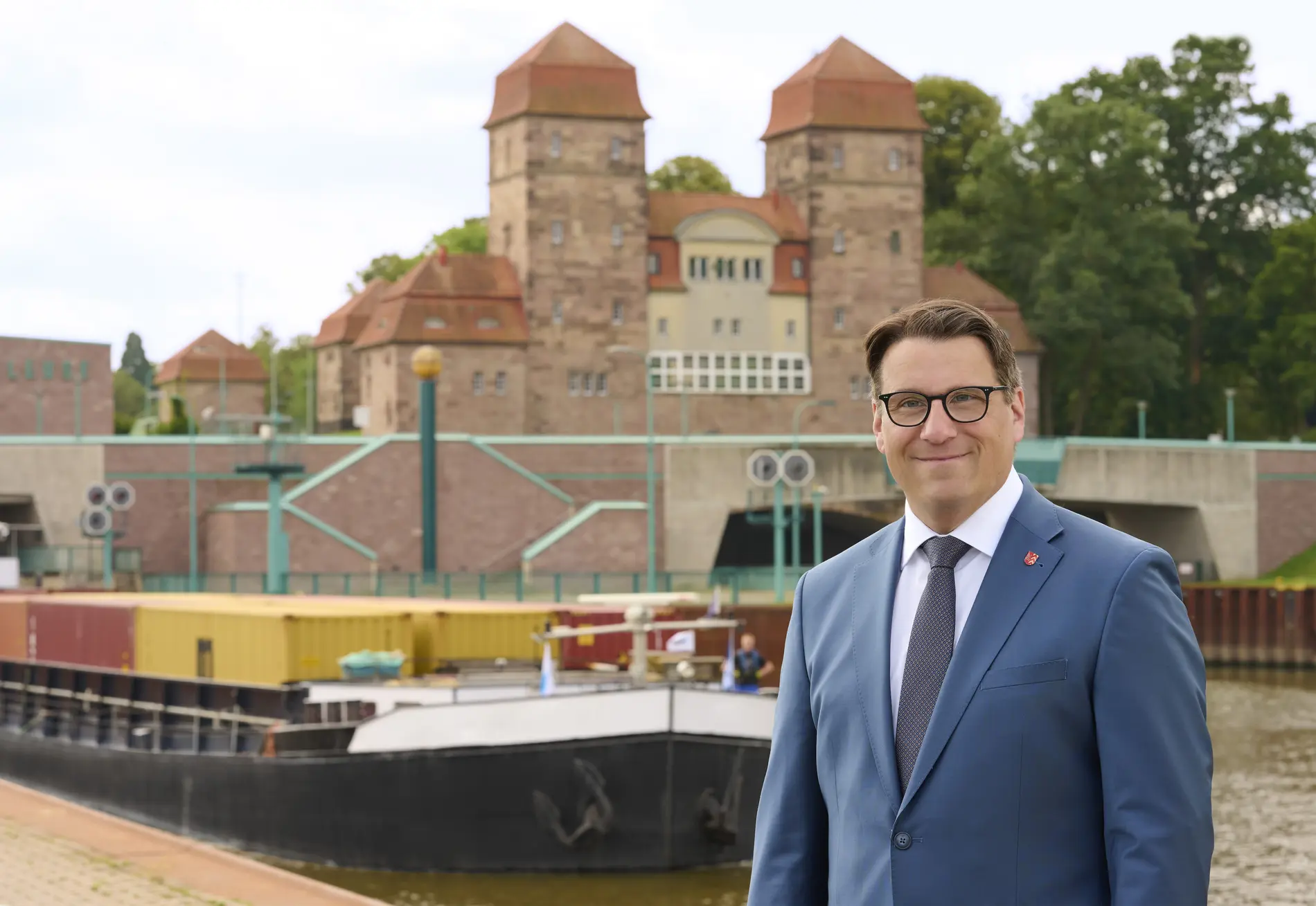 Oliver Vogt im Portrait vor einer Schleuse