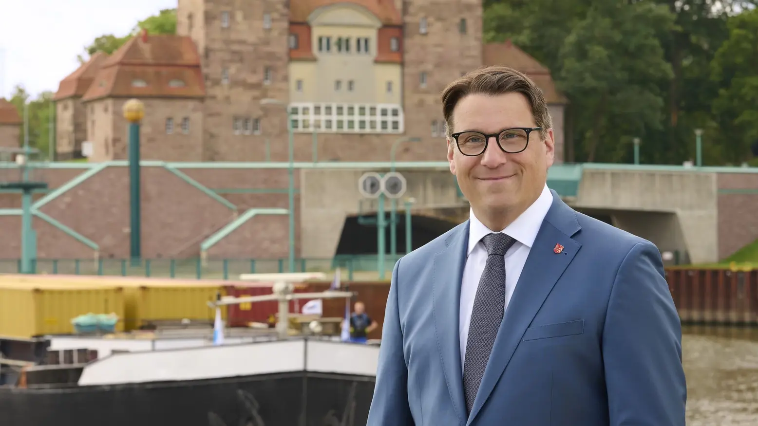 Oliver Vogt im Portrait vor einer Schleuse