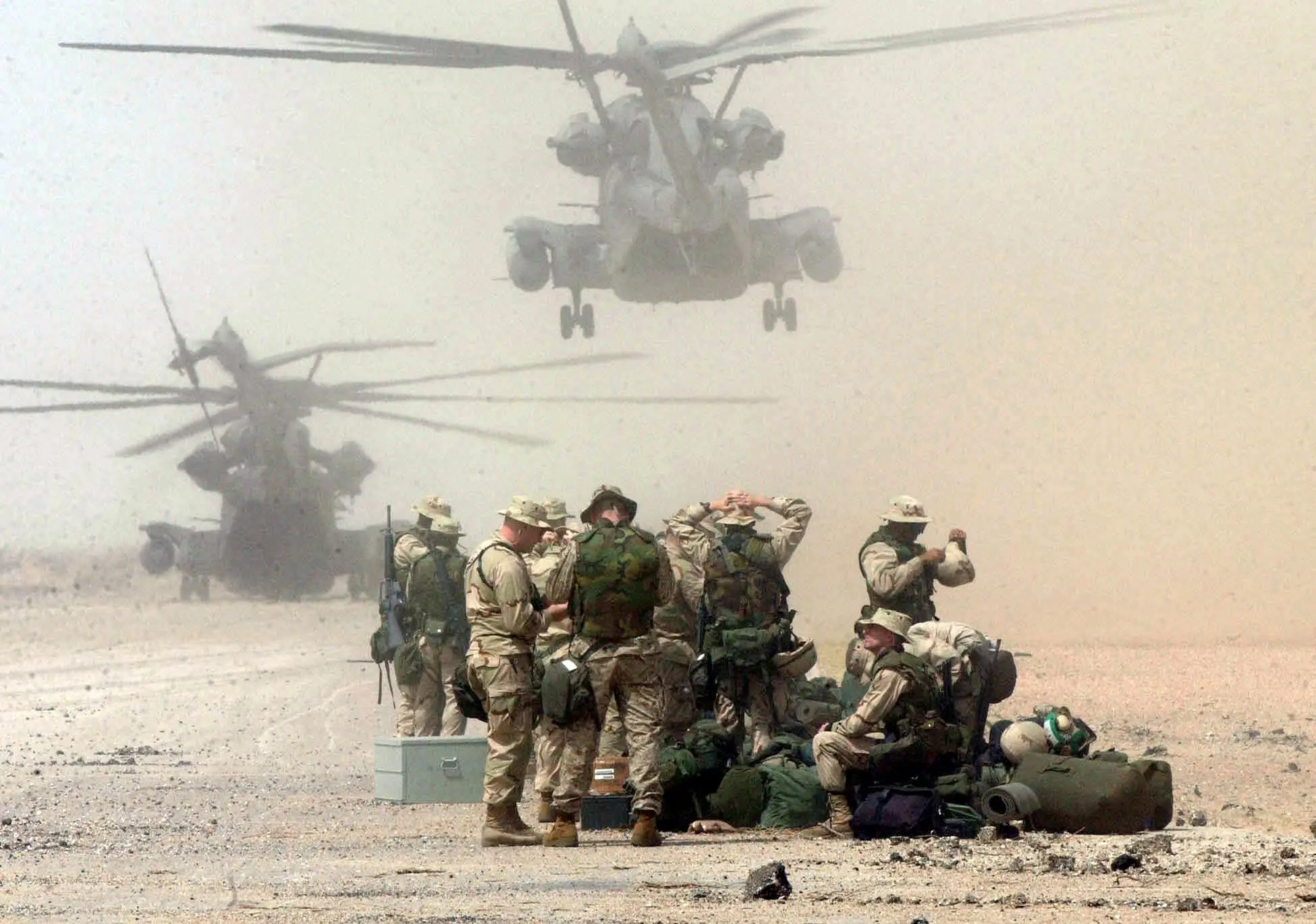 US-Marines werden im Irak von einem Helikopter abgesetzt