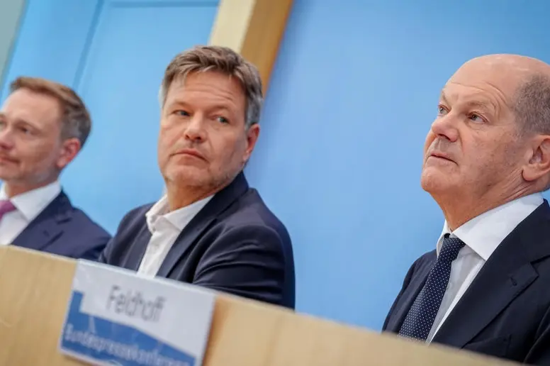 Christian Lindner, Robert Habeck und Olaf Scholz vor einer blauen Wand