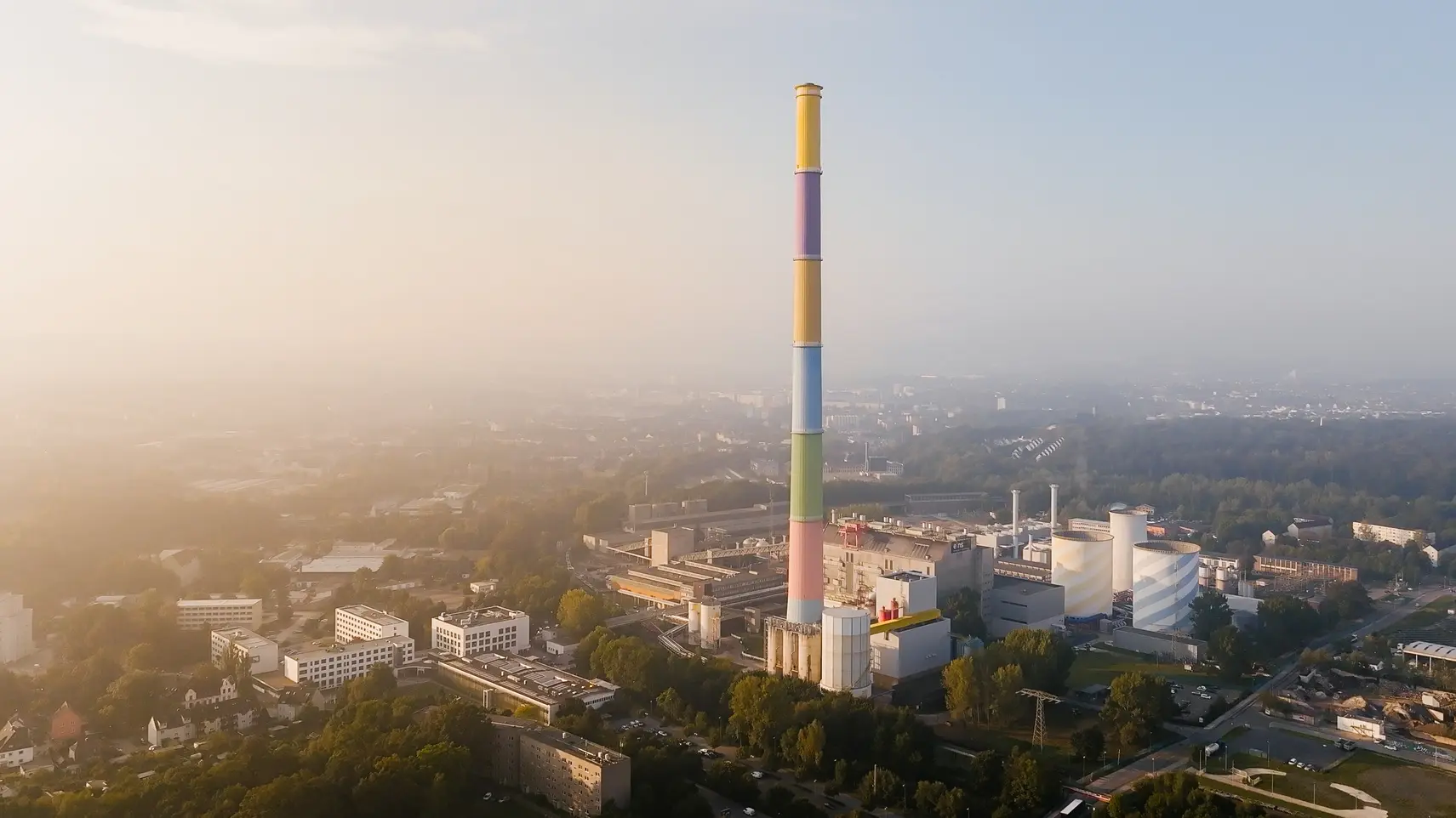 Schornstein des französischen Künstlers Daniel Buren am Heizkraftwerk Chemnitz-Nord Schornstein des französischen Künstlers Daniel Buren am Heizkraftwerk Chemnitz-Nord