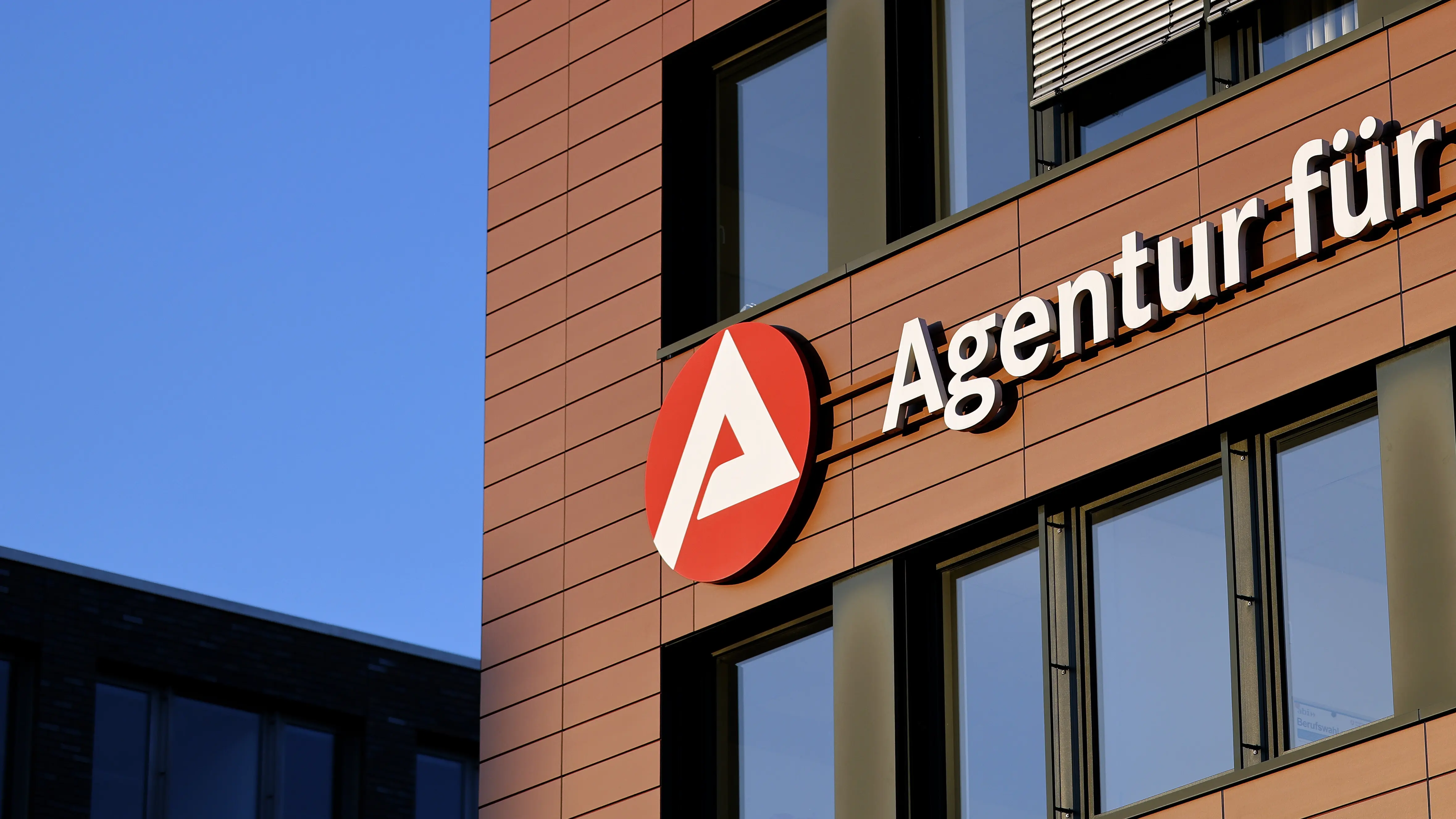 Logo der Agentur für Arbeit an einer Hausfassade