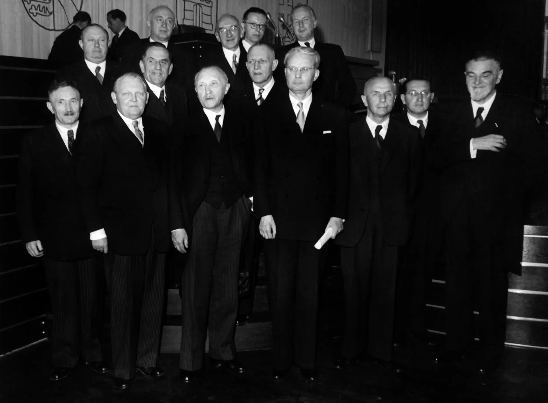 Das erste deutsche Bundeskabinett des Bundeskanzlers Konrad Adenauer stellt sich am 20.09.1949 dem Bundesrat in Bonn vor.
