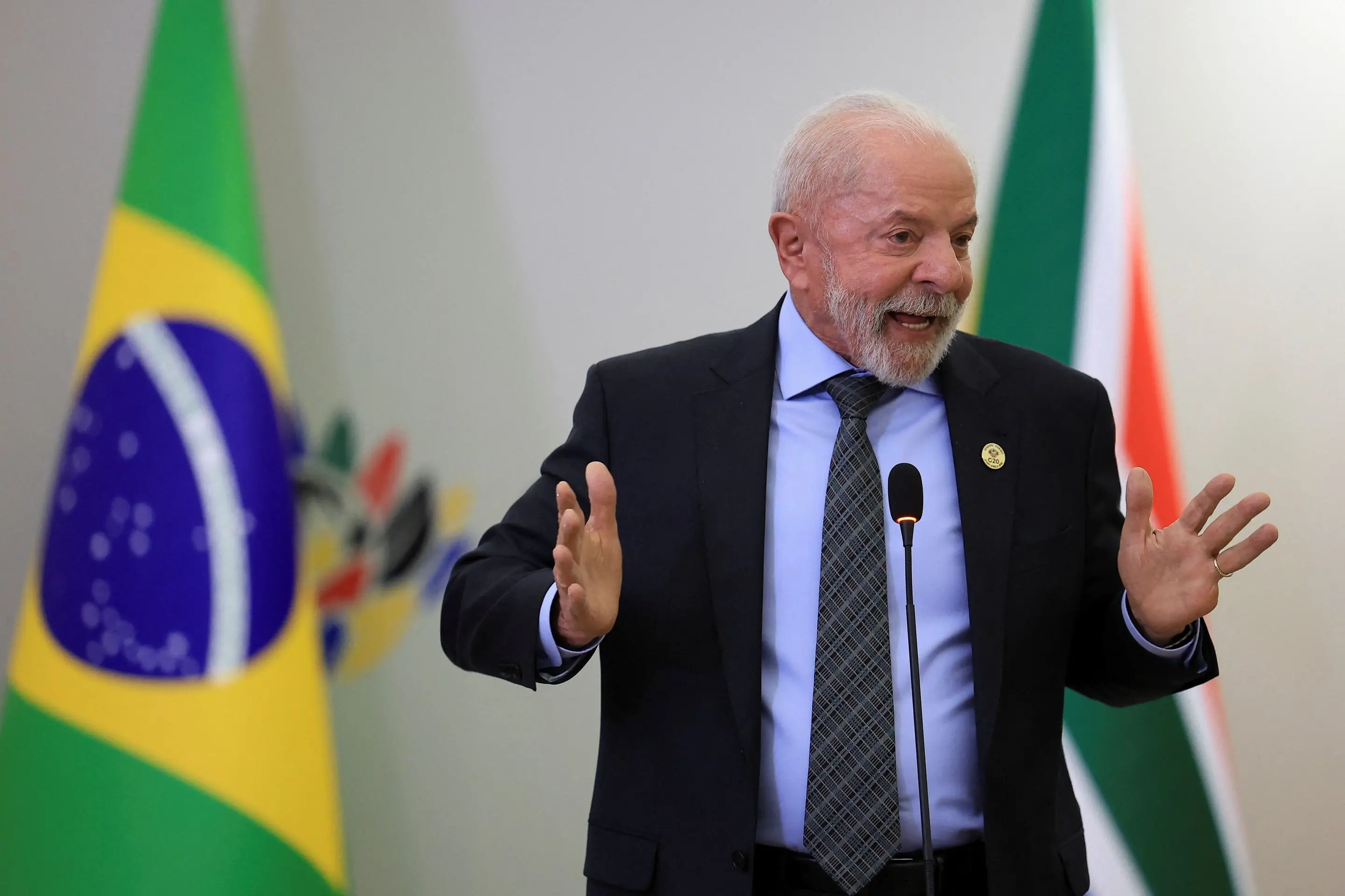 Brasiliens Präsident Lula hält eine Rede vor zwei Fahnen