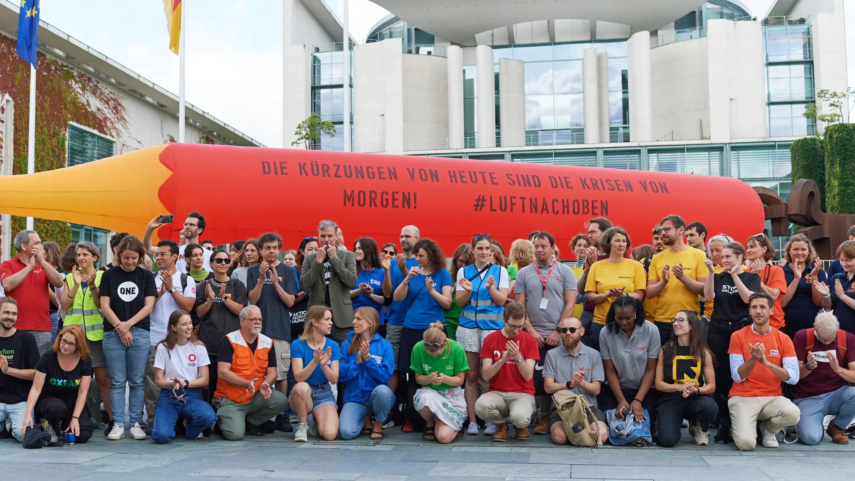 #LuftNachOben-Kampagne Die #LuftNachOben-Kampagne protestiert vor dem Kanzleramt in Berlin