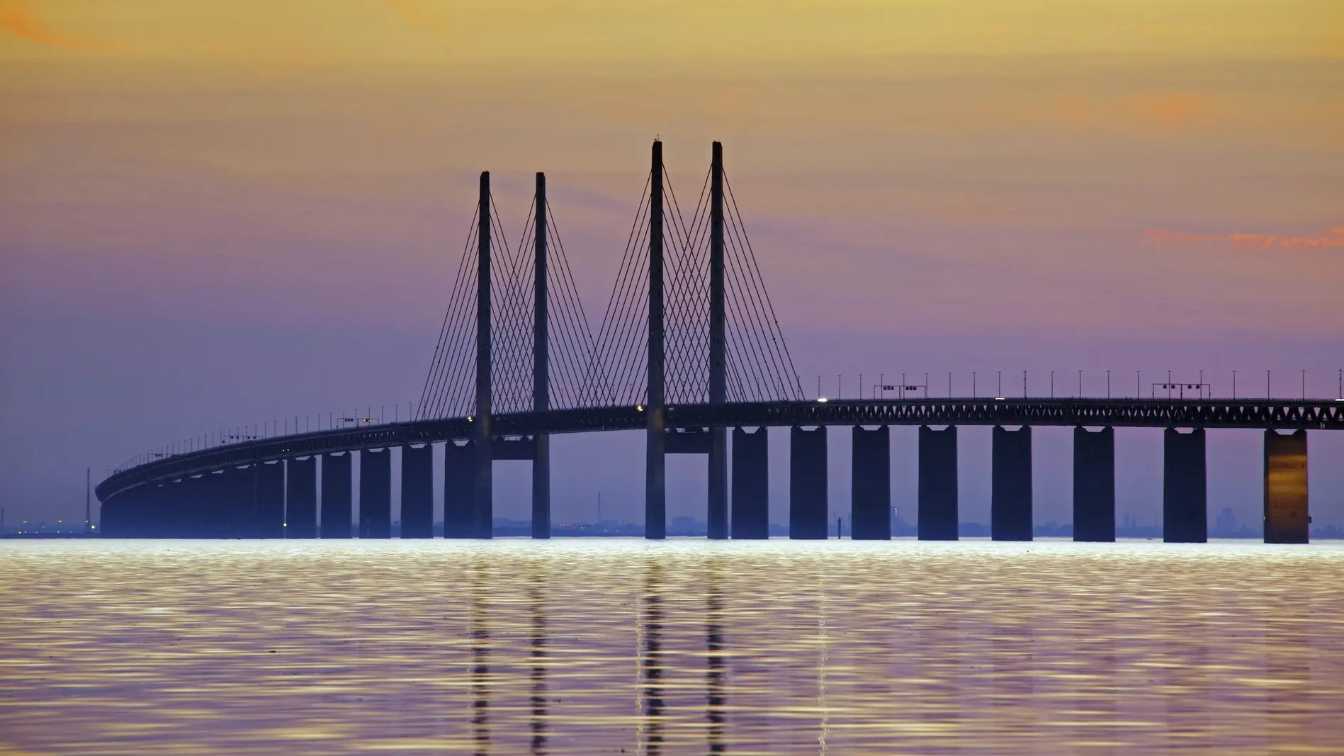 Öresundbrücke zwischen Dänemark und Schweden bei Sonnenuntergang Öresundbrücke zwischen Dänemark und Schweden bei Sonnenuntergang