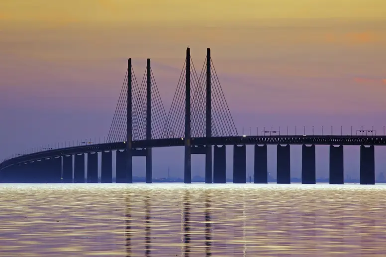 Öresundbrücke  zwischen Dänemark und Schweden bei Sonnenuntergang