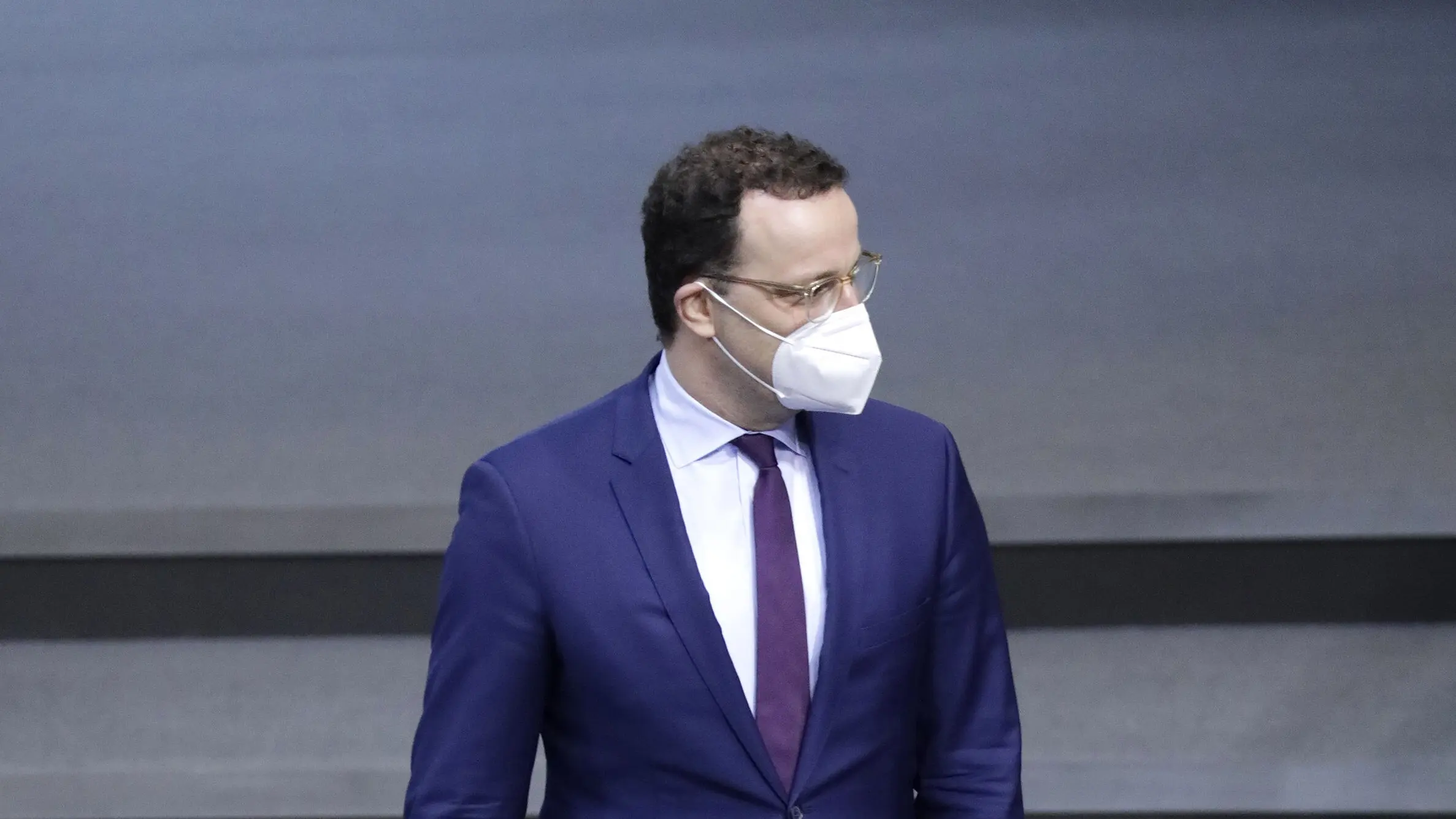 Bundesgesundheitsminister Jens Spahn (CDU) Jens Spahn mit Maske im Bundestag.