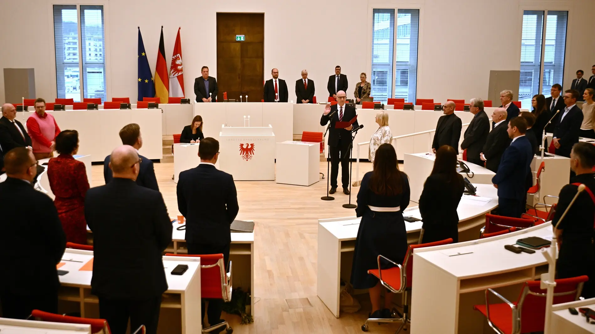 Dietmar Woidke bei seiner Vereidigung Dietmar Woidke bei seiner Vereidigung im Landtag in Potsdam