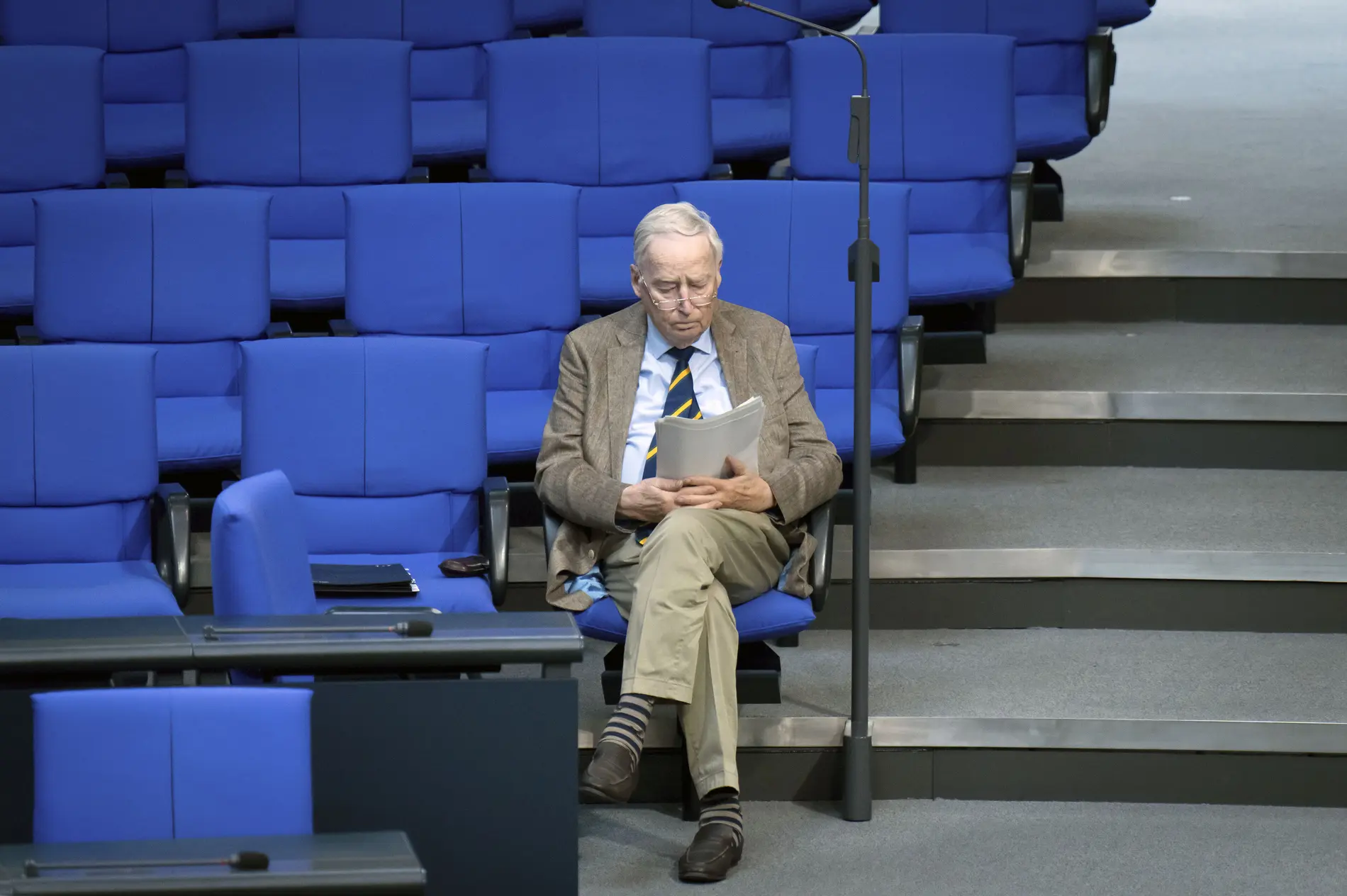 Alexander Gauland Alexander Gauland liest im Plenarsaal