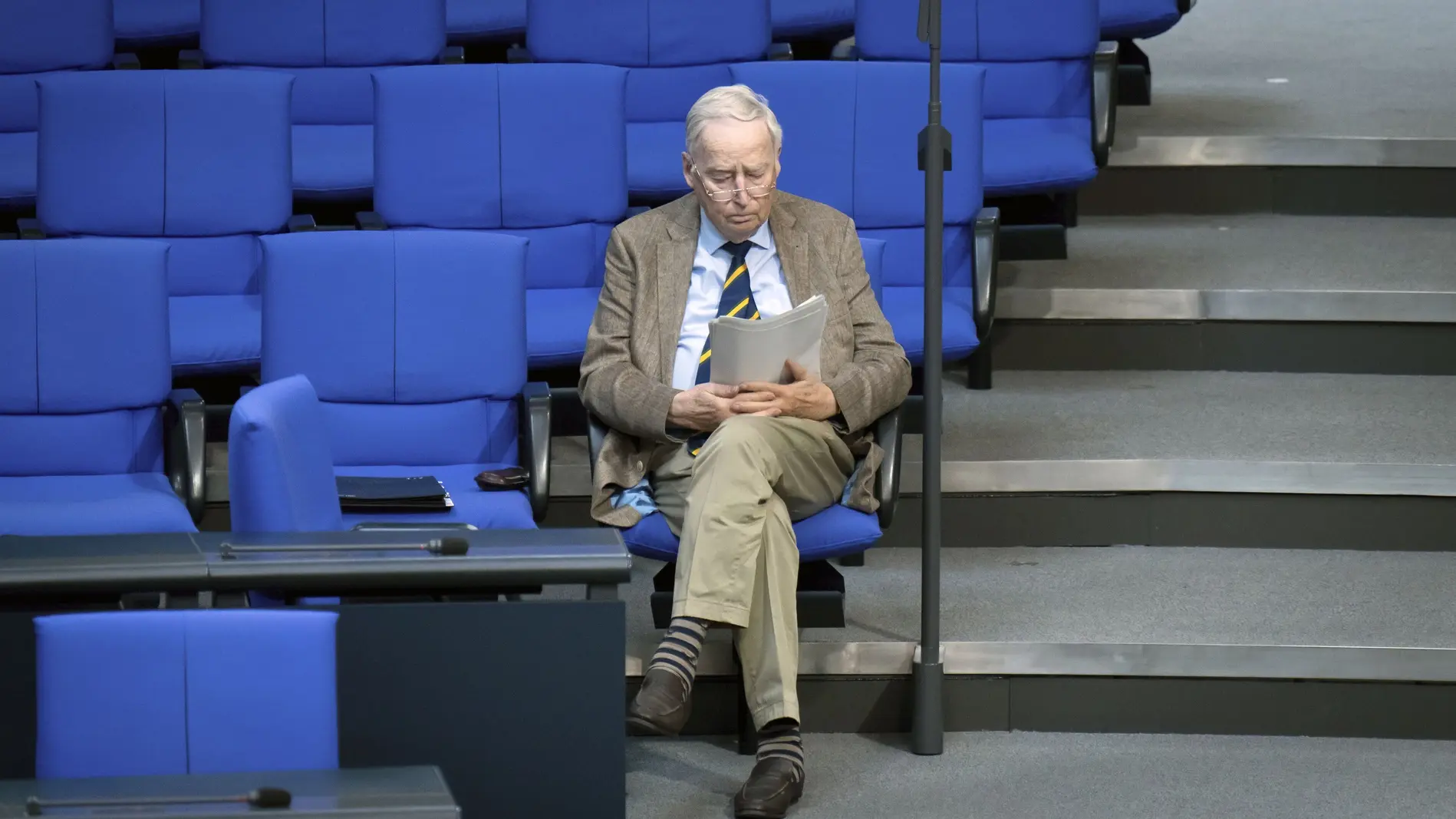 Alexander Gauland liest im Plenarsaal
