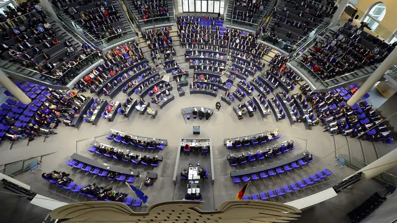 Blick in den Plenarsaal nach der Wahl und Vereidigung der Bundeskanzlerin und Vereidigung von Bundesministerinnen und Bundesministern. Übersicht, Totale, von oben, Beleuchterbalkon, Vogelperspektive, Kanzlerin, Bundesministerin, Bundesminister, Ministerin, Minister, Regierungsbank von oben, Bundestagsadler, Fraktionen