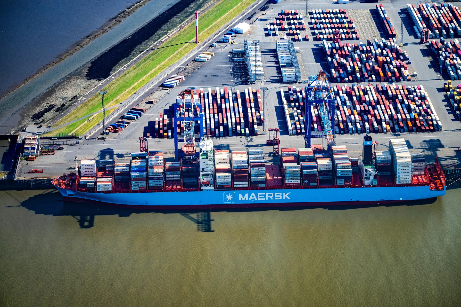 Vogelperspektive auf einen Containerhafen Vogelperspektive auf einen Containerhafen