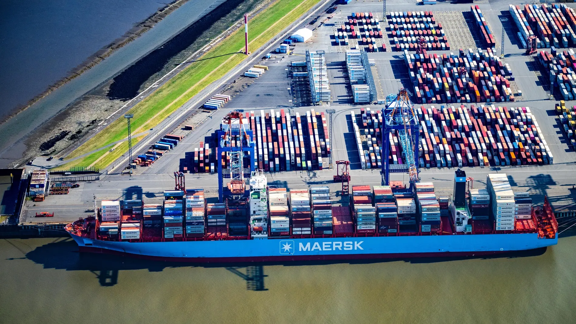 Vogelperspektive auf einen Containerhafen